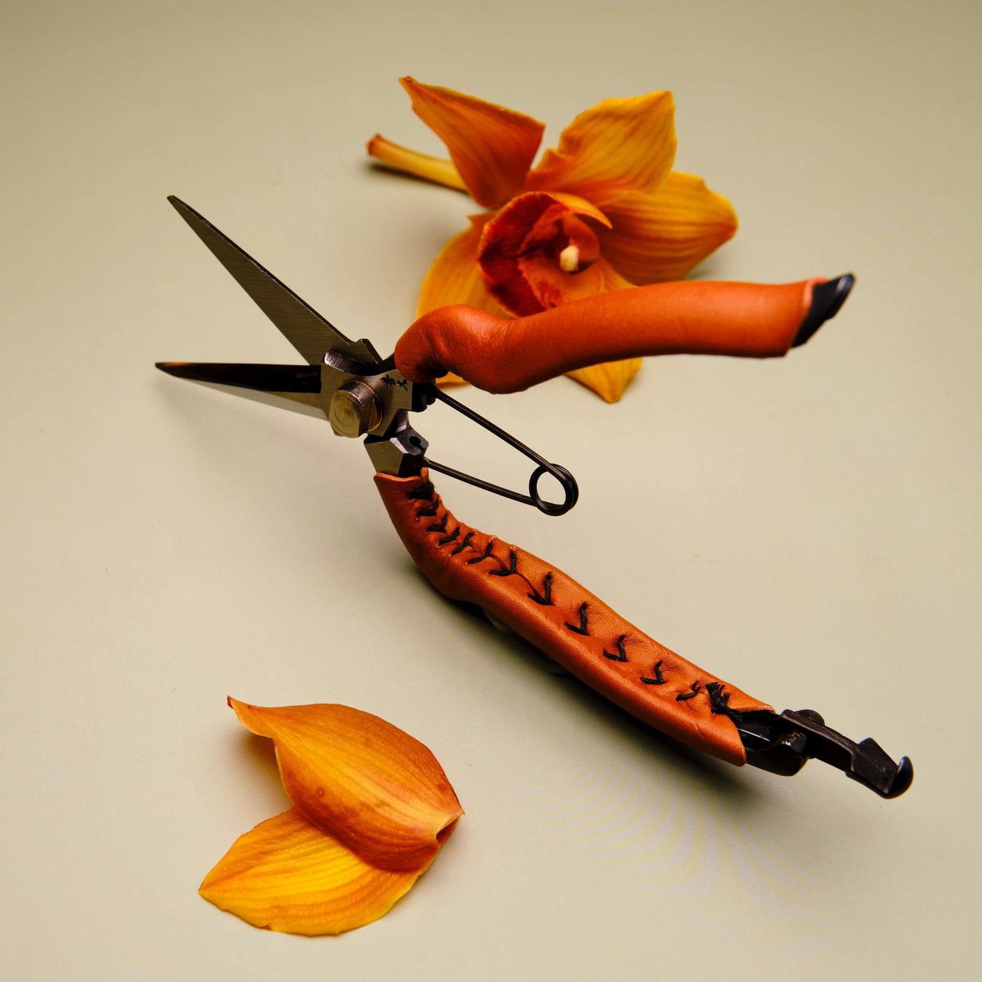 Handmade Japanese Tan Leather Curved Handled Snips - 190mm