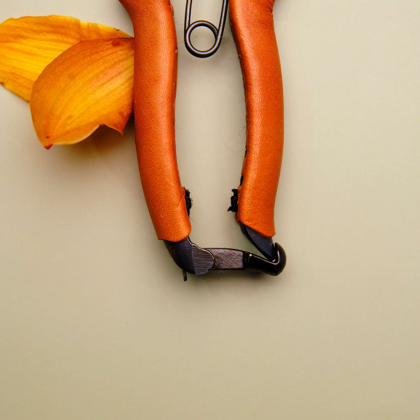 Handmade Japanese Tan Leather Curved Handled Snips - 190mm