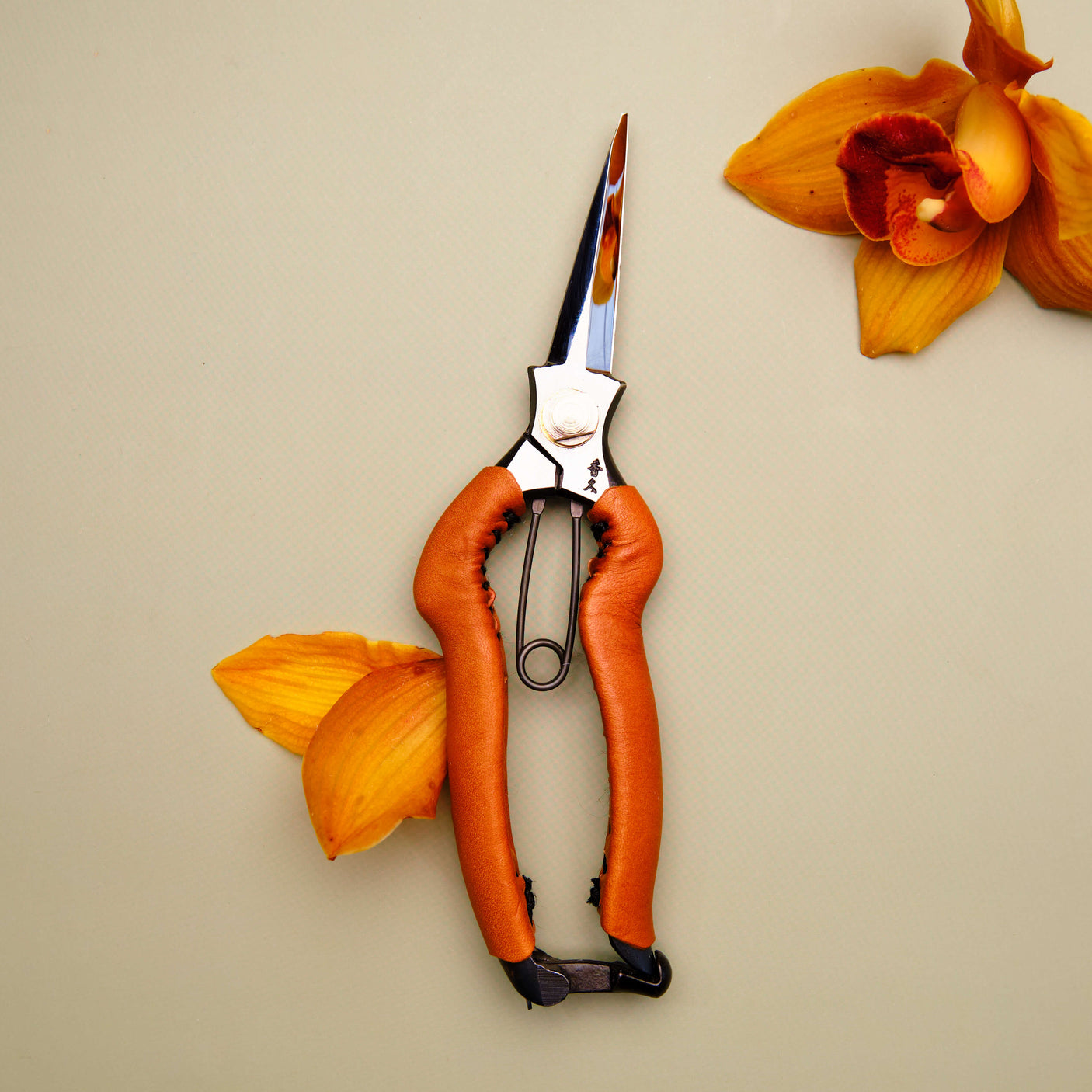 Handmade Japanese Tan Leather Curved Handled Snips - 190mm