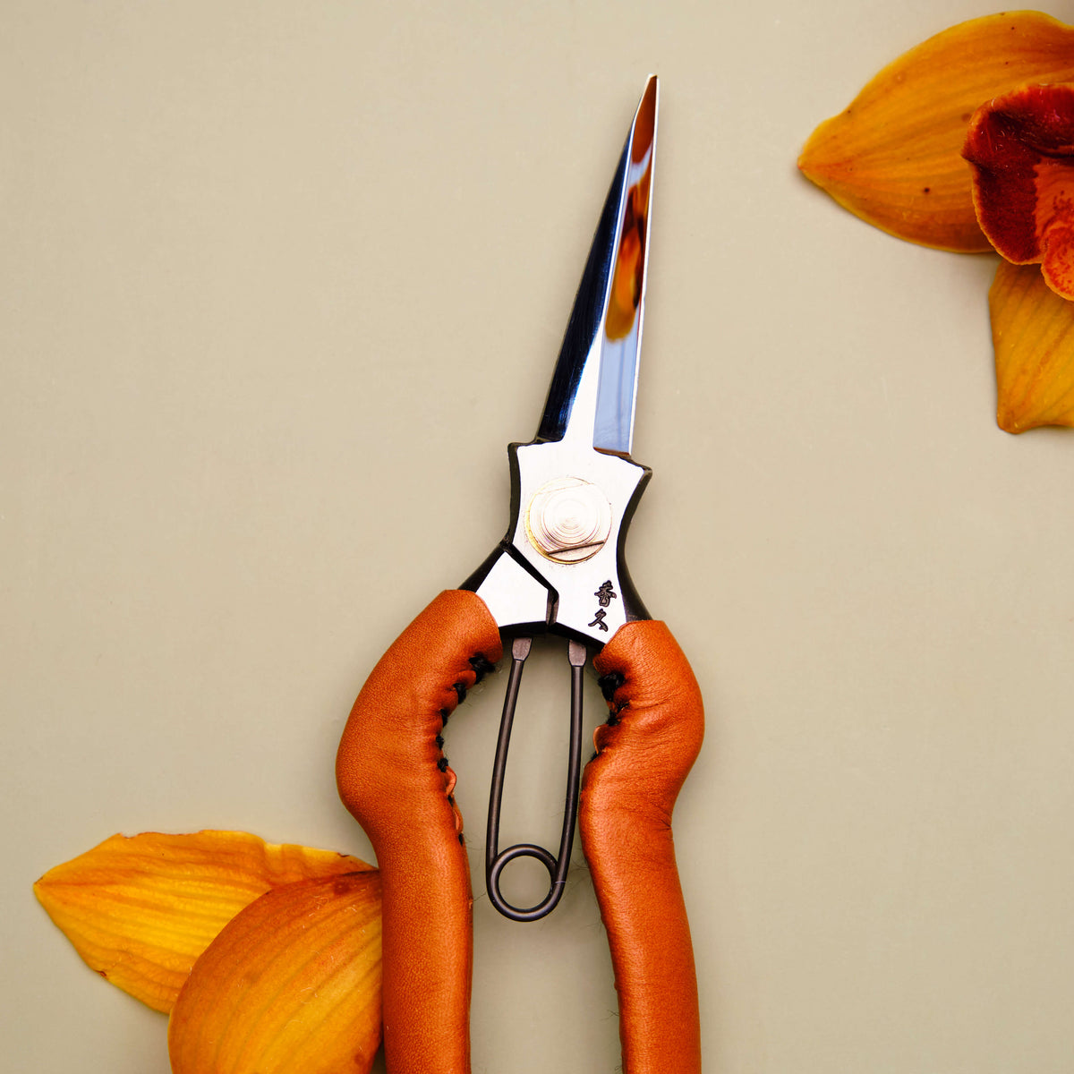 Handmade Japanese Tan Leather Curved Handled Snips - 190mm