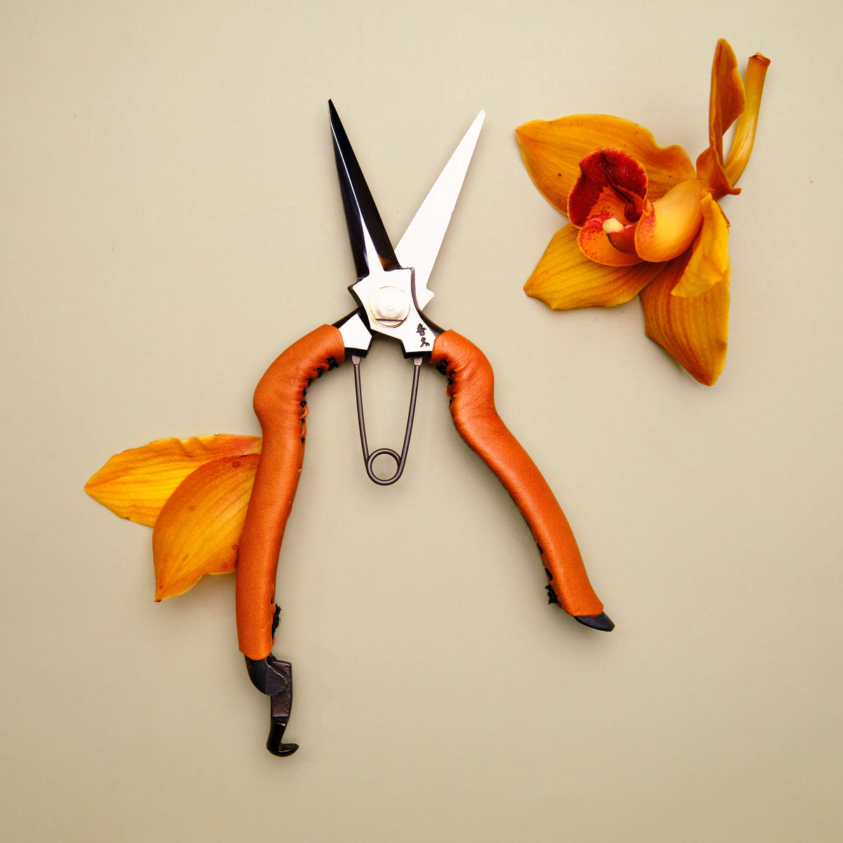 Handmade Japanese Tan Leather Curved Handled Snips - 190mm