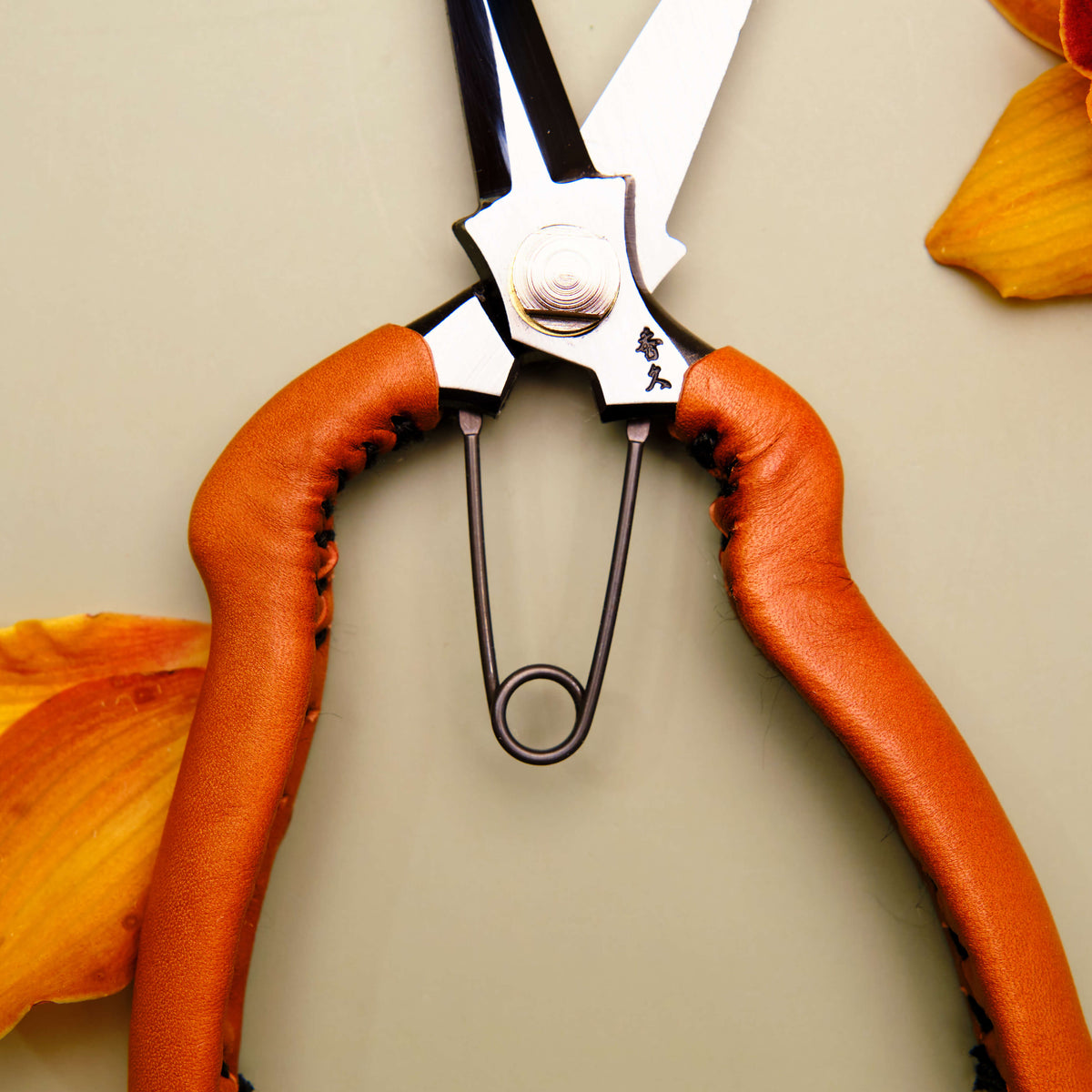 Handmade Japanese Tan Leather Curved Handled Snips - 190mm