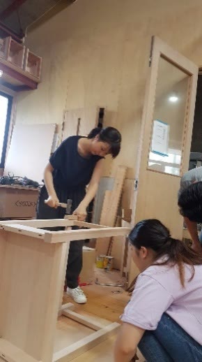 Students building furniture in the Jiyu Gakuen project with Hiroshi Yamaguchi