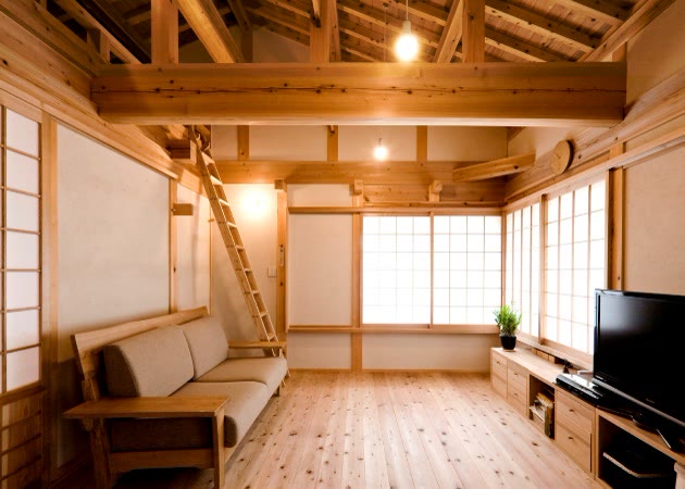 Living room of the Suyasu house with exposed timber beams